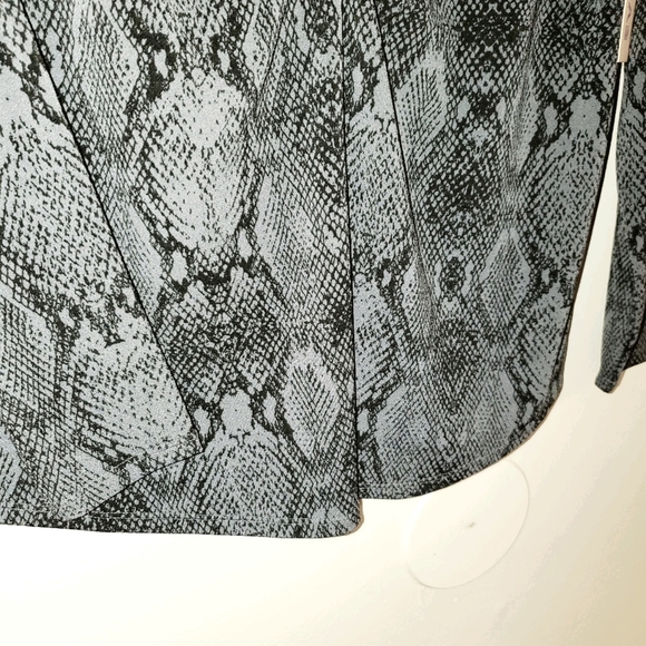 EVRI Plus Size Long Sleeve Snakeskin Print Top 370 - Picture 3 of 6